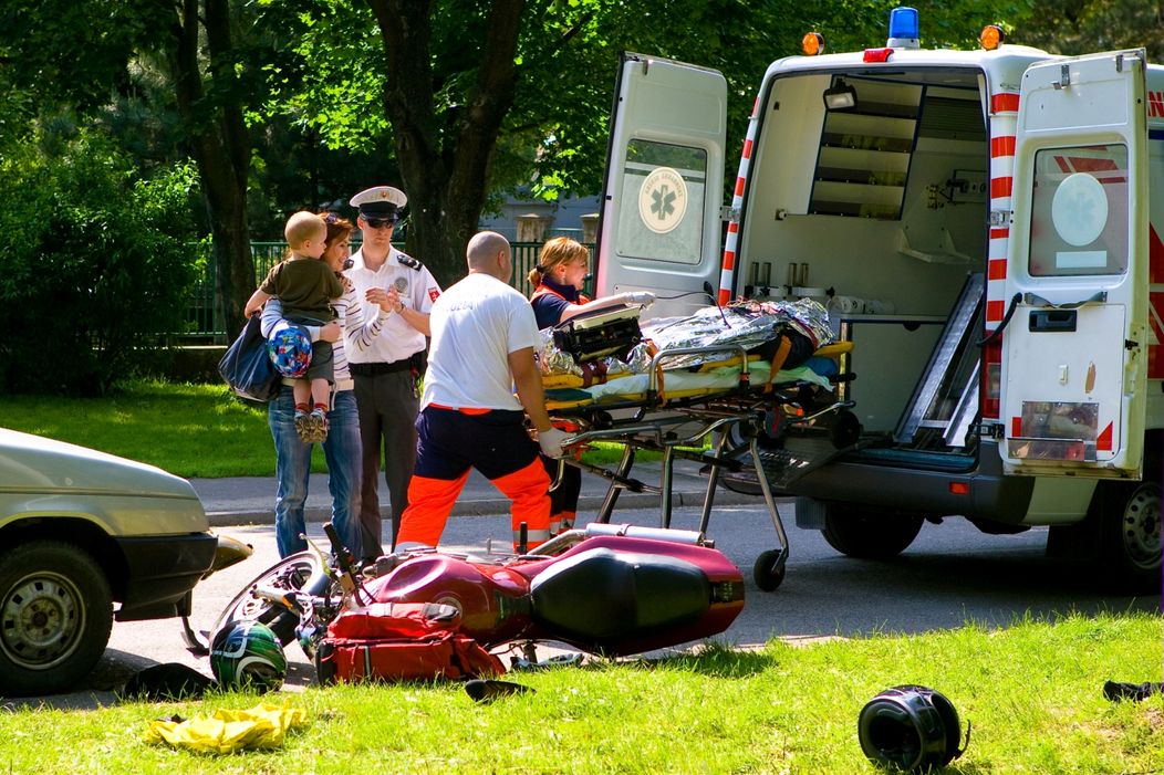 Nehoda Michala a Lucie na motorke v Ordinácii v ružovej záhrade