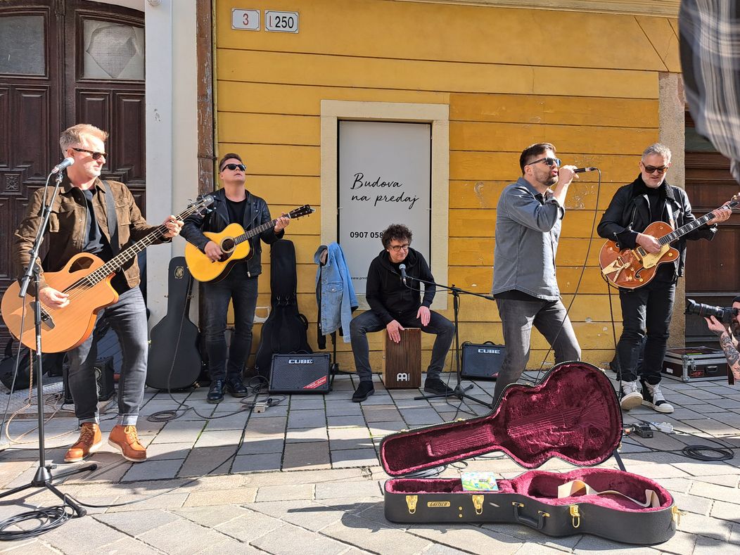 Improvizovaný koncert skupiny HEX v Starom meste