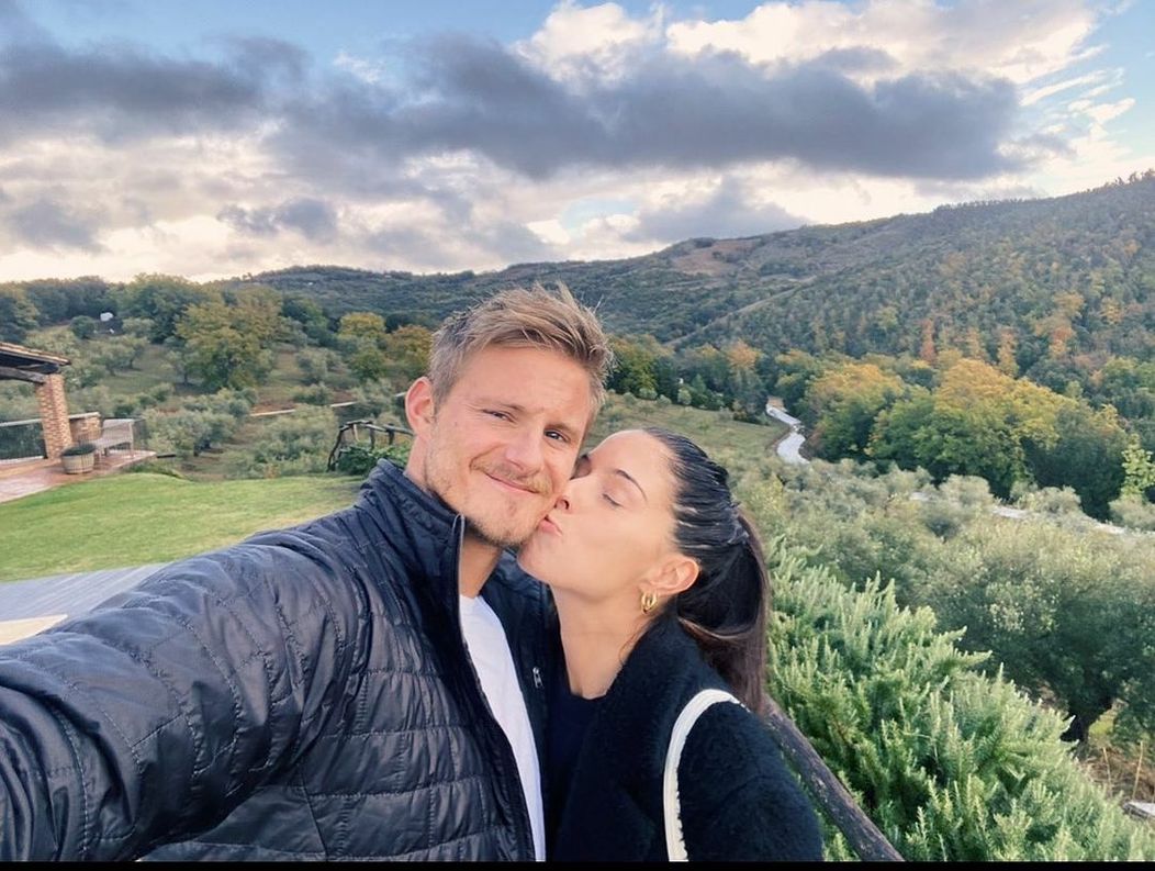 Herec Alexander Ludwig s manželkou Lauren.