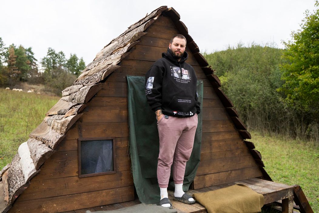Deň 60 - Noro si v dueli zranil koleno, odviezla ho sanitka