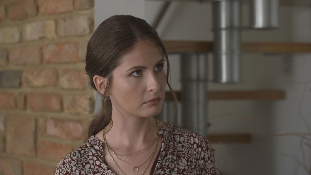 Gréta sa Nora začne pýtať, či o ňom nič nevie.