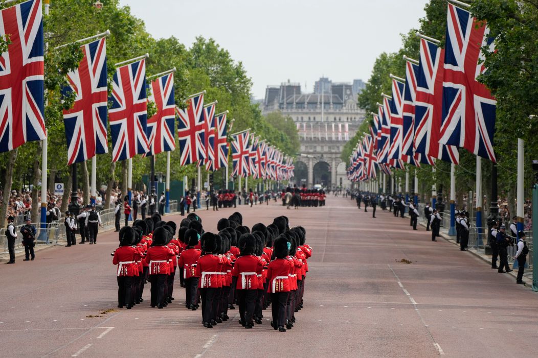 Vojenská prehliadka Trooping the Colour na počesť narodenín britského kráľa Karola III.