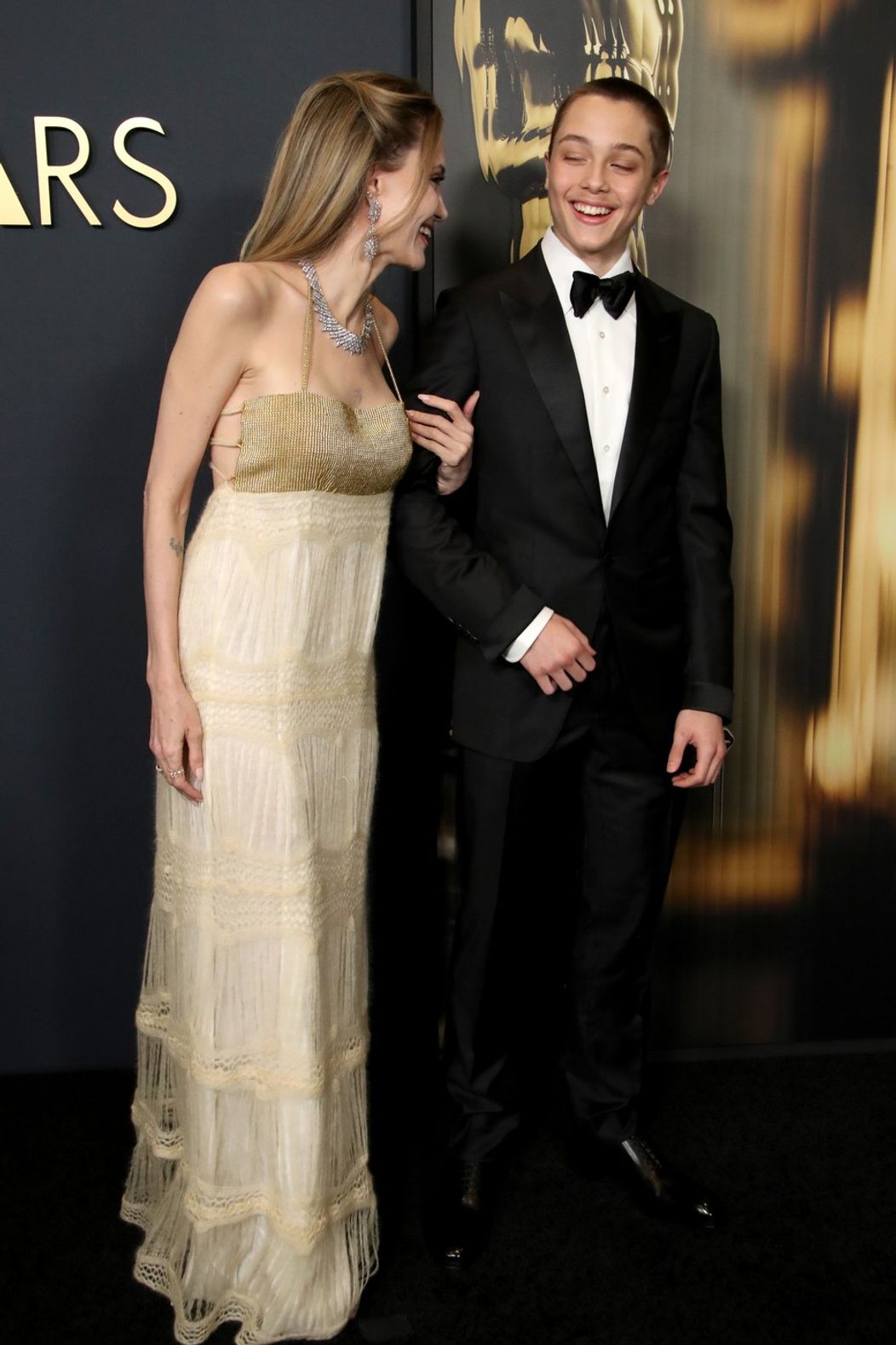 Angelina Jolie so synom Knoxom na Governors Awards v LA