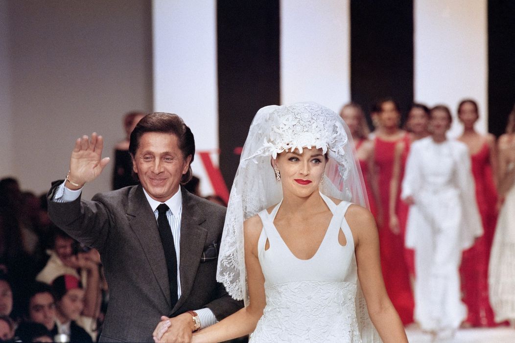 Sharon Stone na prehliadke značky Valentino v roku 1993.