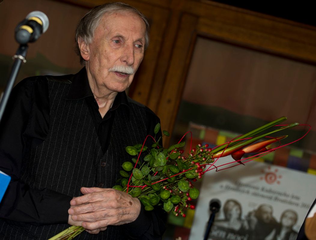 Ladislav Chudík počas slávnostného odhaľovania pamätnej dlaždice jubilujúcej herečky Evy Krížikovej 12. júna 2014.