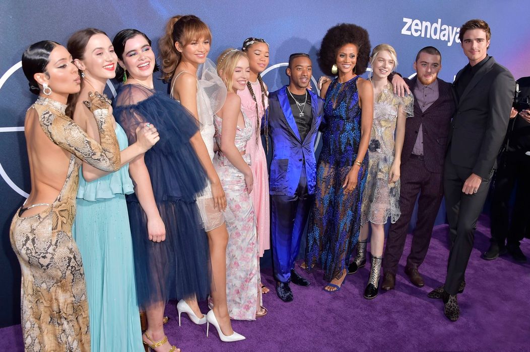 Jacob Elordi ako Nate Jacobs v seriáli Euphoria spolu s hereckými kolegami. 