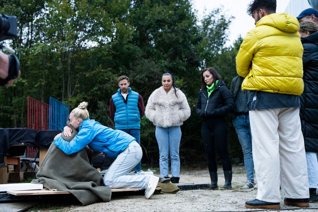 Deň 60 - Noro si v dueli zranil koleno, odviezla ho sanitka