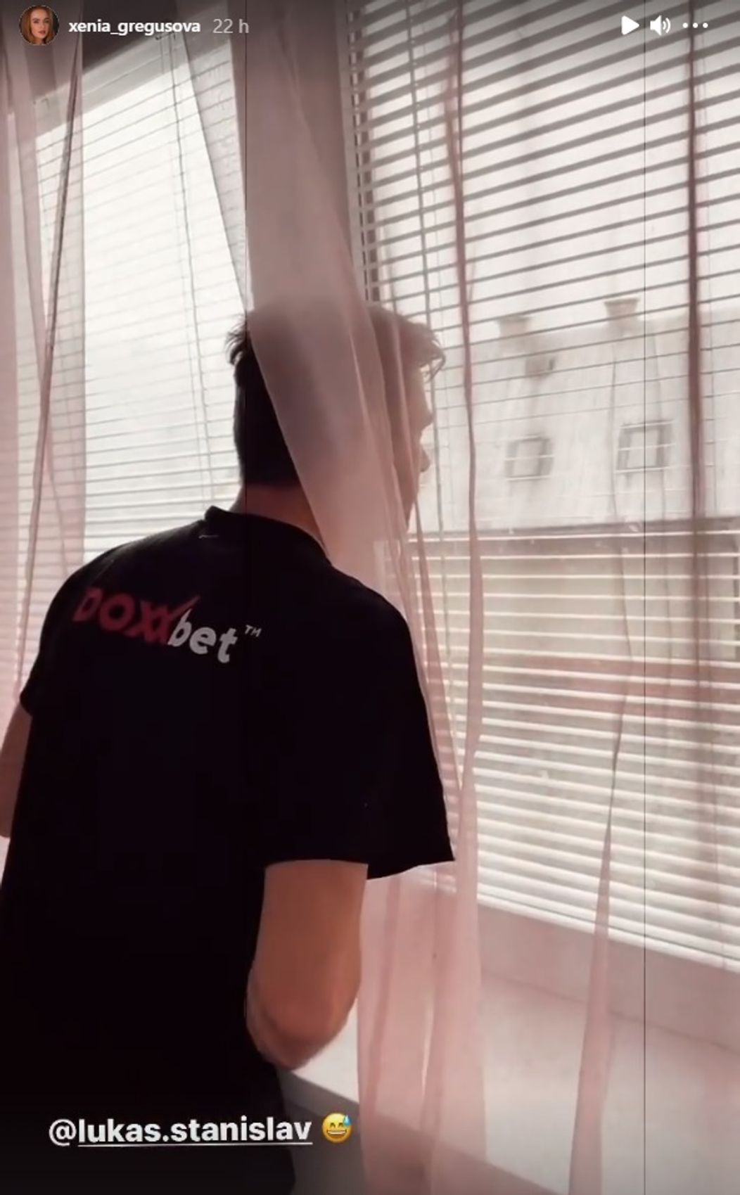 Lukáš sa pozerá z okna Xéniinej izby