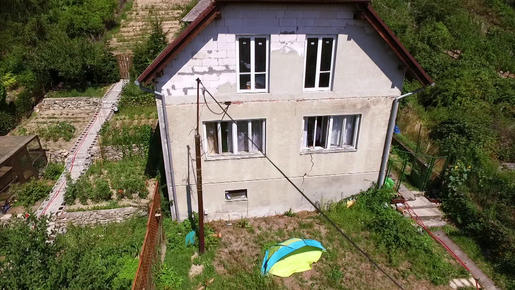 Rodina už roky žije vo viac než 70-ročnom dome, ktorý potrebuje kompletnú rekonštrukciu. 