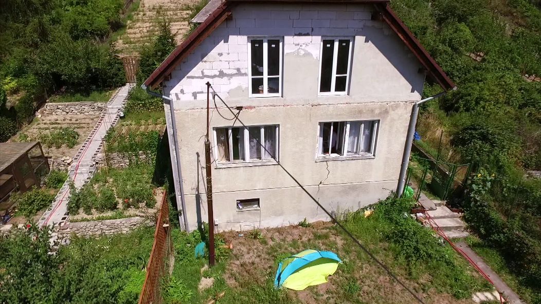 Rodina už roky žije vo viac než 70-ročnom dome, ktorý potrebuje kompletnú rekonštrukciu. 