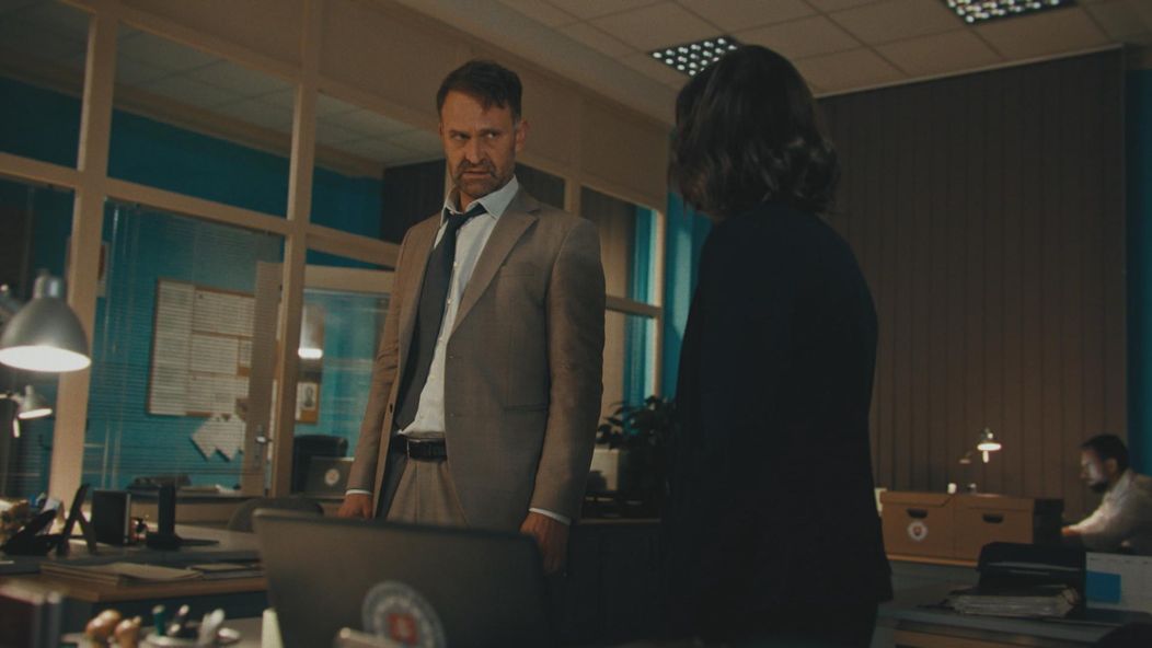 Adama prekvapí nečakané pozvanie na večeru od Eleny.