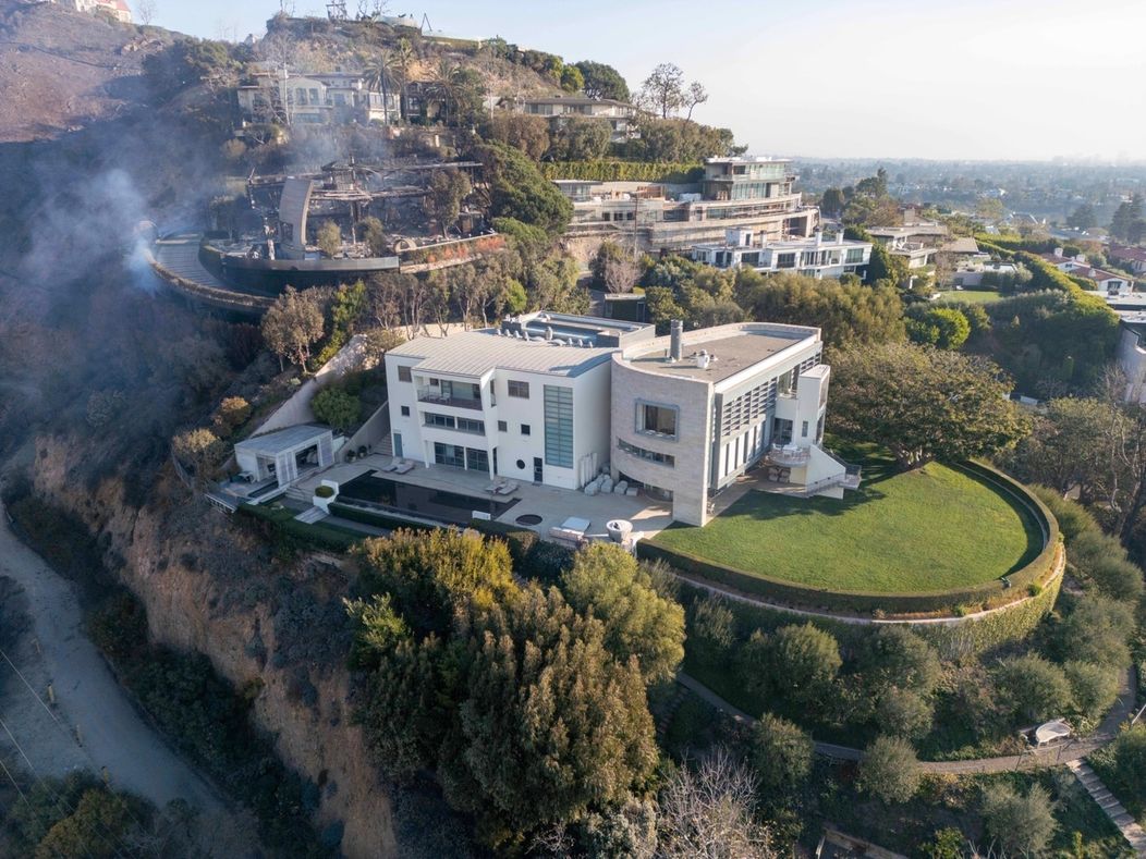 Ničivé požiare v Hollywoode sa zastavili pri dome Toma Hanksa