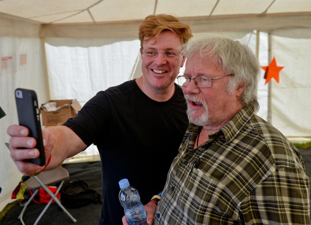 Zomrel Bill Oddie, legendárny komik a moderátor.