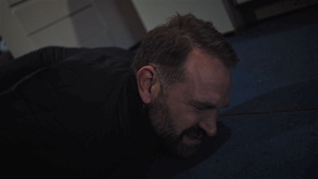 Andrej leží na zemi.