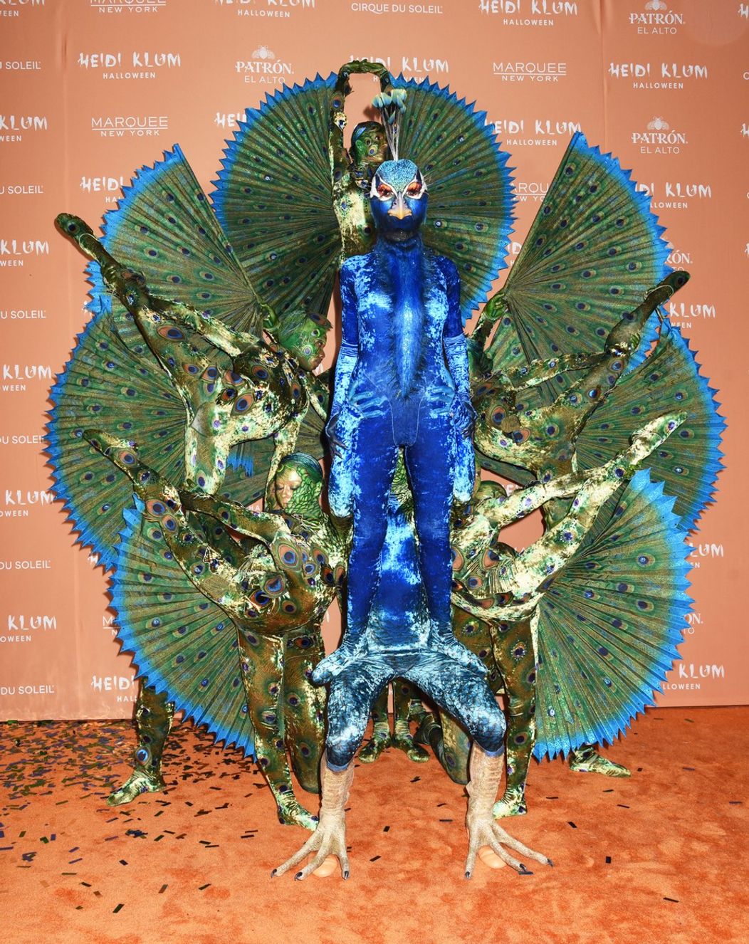 Heidi Klum s artistami z Cirque du Soleil ako obrovský páv.