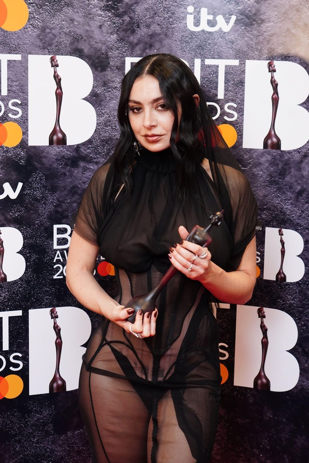 Charli XCX na Brit Awards 2025