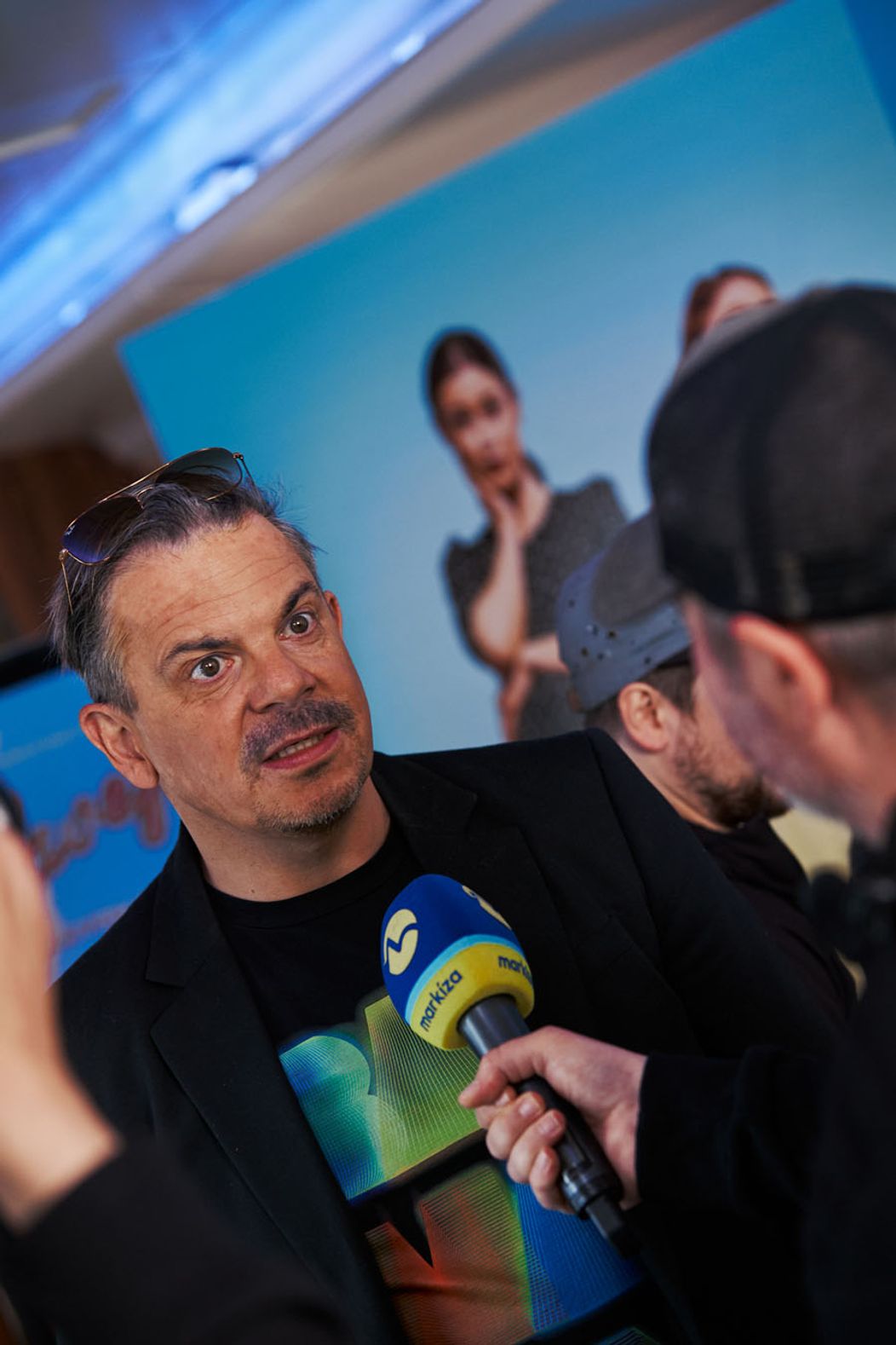 Zábery z tlačovej konferencie k premiére filmu Kavej, ktorá sa konala v železničnom vagóne