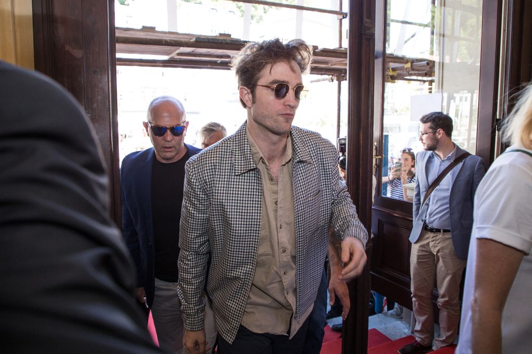 Robert Pattinson po príchode do mestského divadla v Karlových Varoch