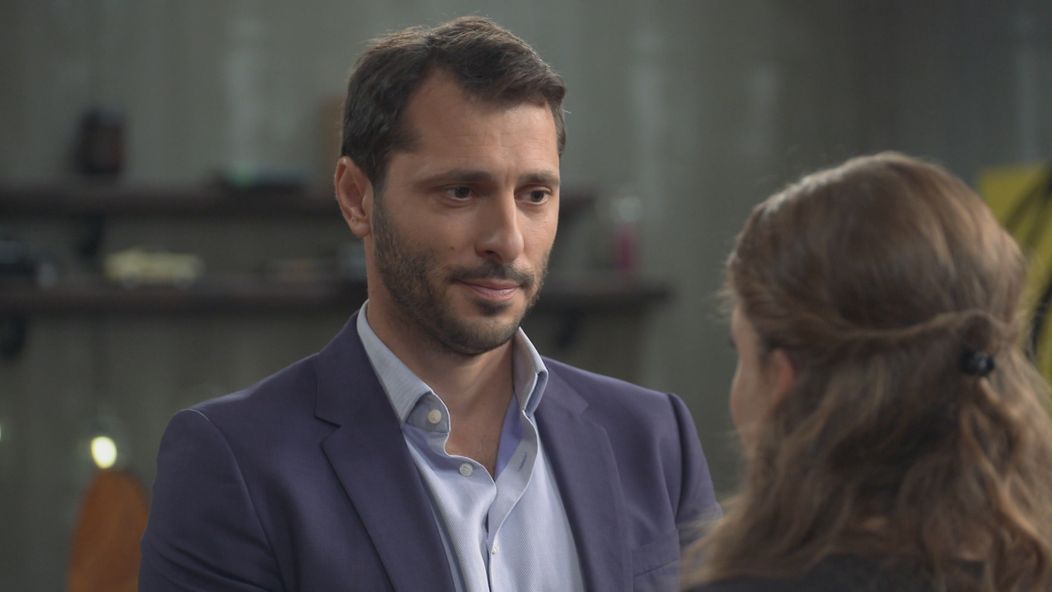 Alex nečakal, že Emu nájde doma.