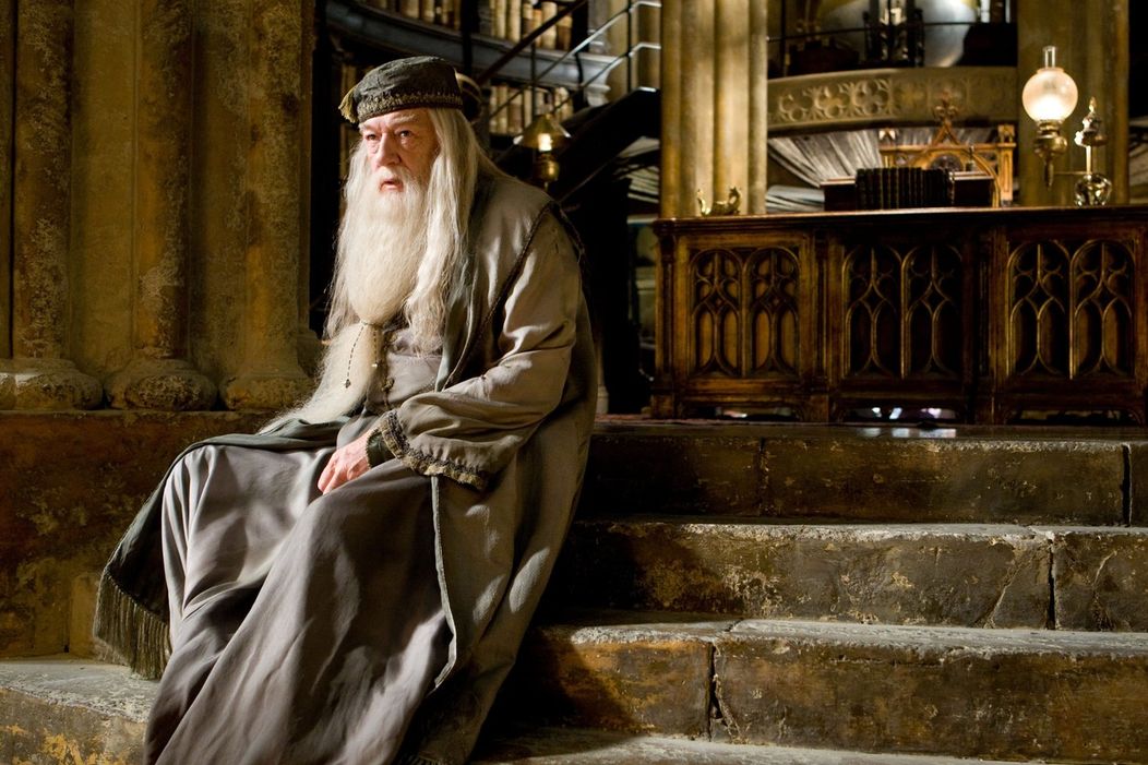 Michael Gambon v úlohe profesora Aldusa Dumbledorea.