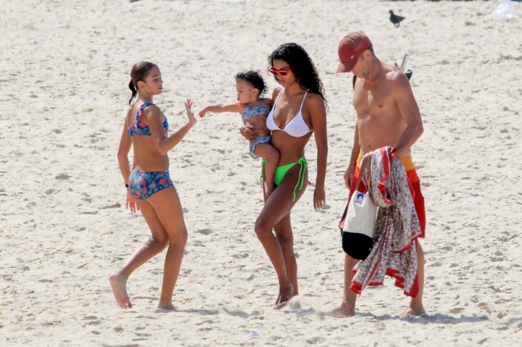 Vincent Cassel (54) a Tina Kunake (23) s rodinou na pláži.