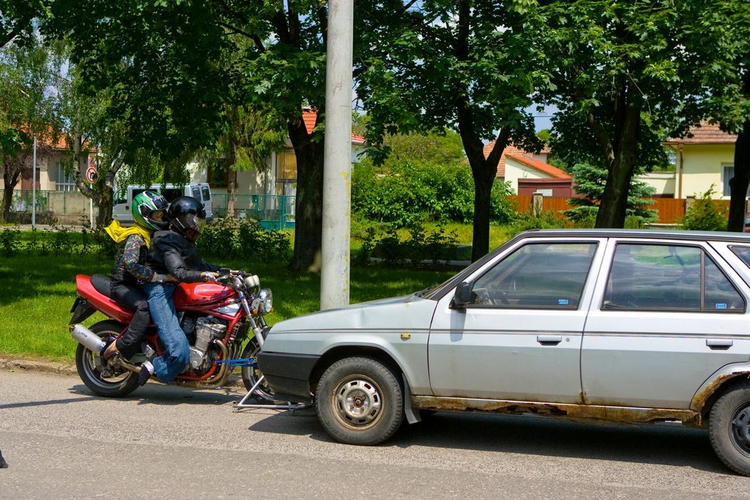 Nehoda Michala a Lucie na motorke v Ordinácii v ružovej záhrade