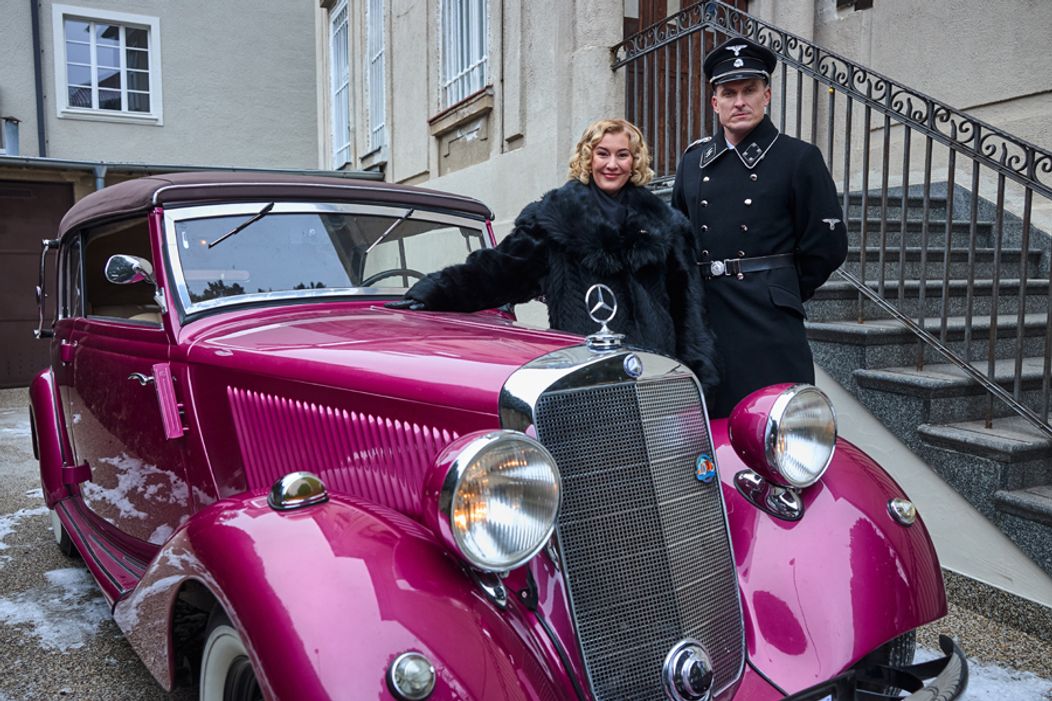 Helga dostala od Waltera ružový Mercedes.