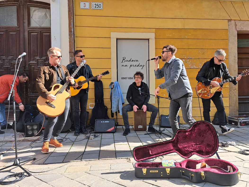 Improvizovaný koncert skupiny HEX v Starom meste
