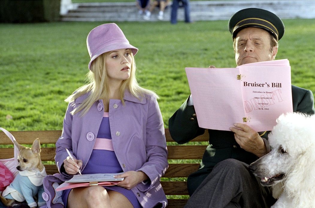 Bob Newhart ako vrátnik Sid po boku Reese Witherspoon vo filme Pravá blondýnka 2.