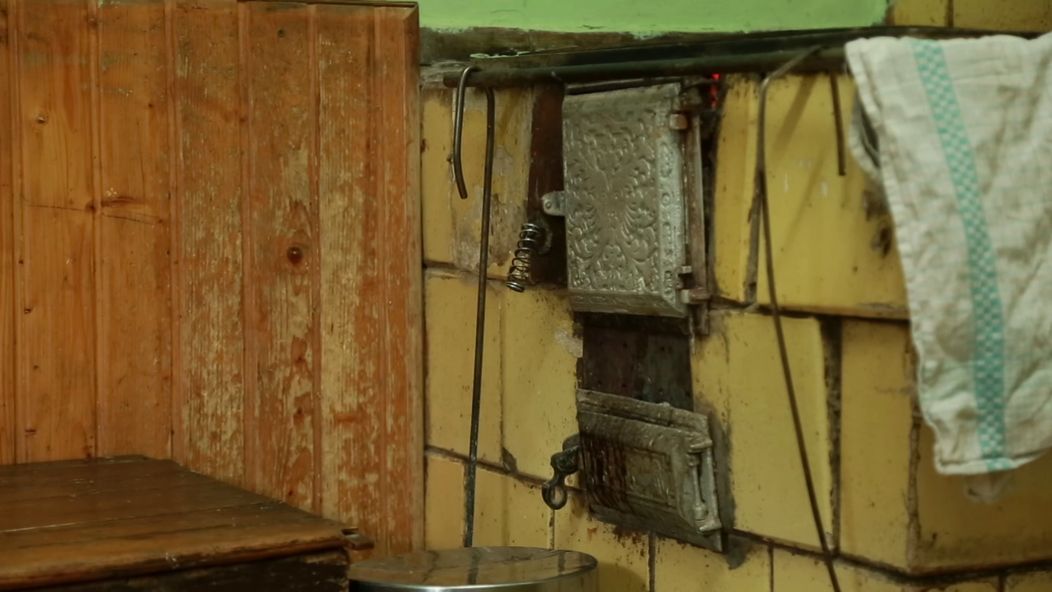 Matka ich opustila. O dievčatá sa musí starať slepý dedko a utrápená babička