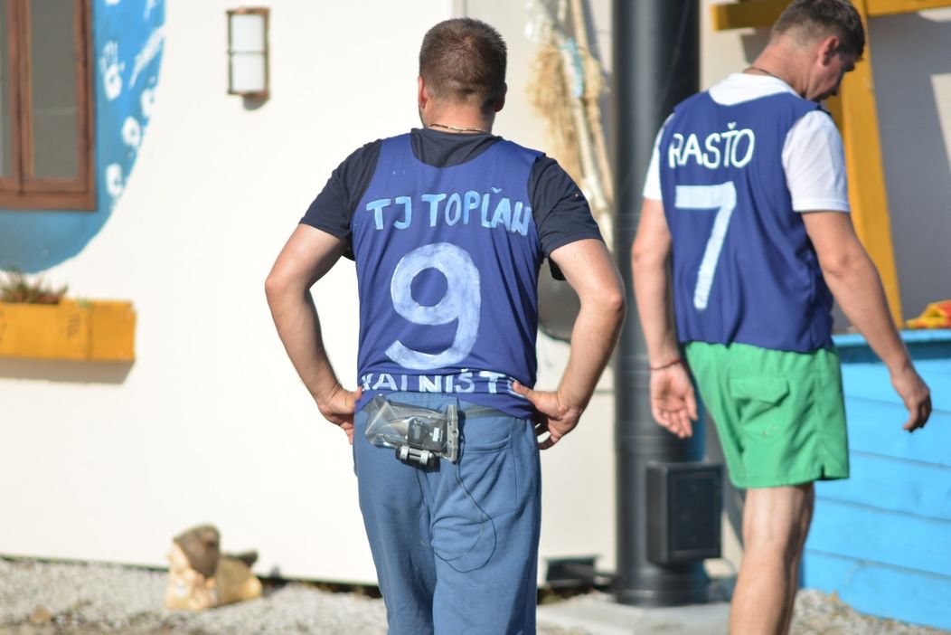 Nikča a Gabo pri výrobe dresov