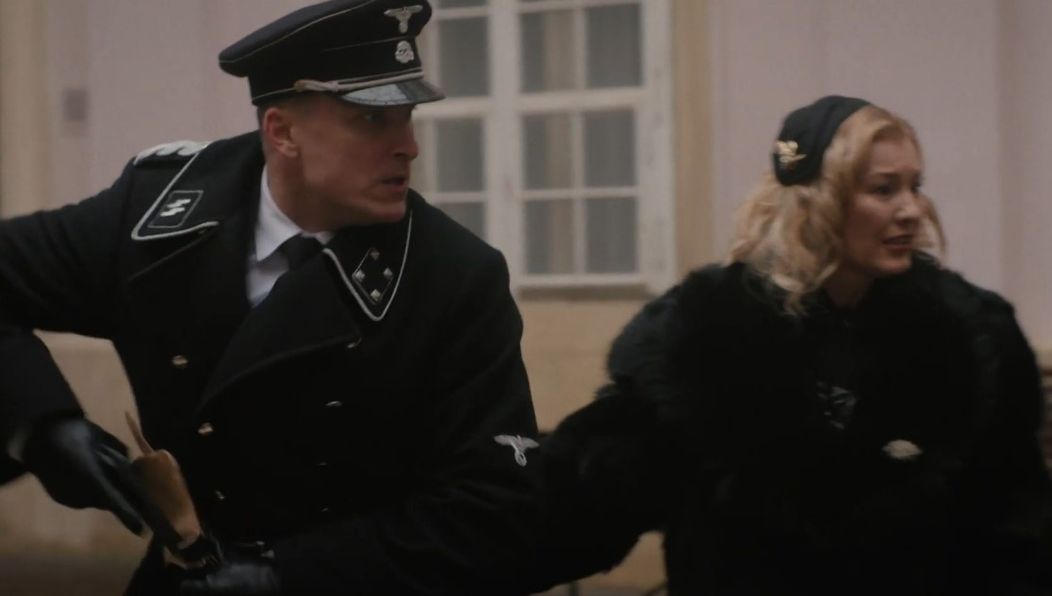 Pokojná prechádzka Waltera a Helgy s deťmi sa v sekunde zmení na horor.
