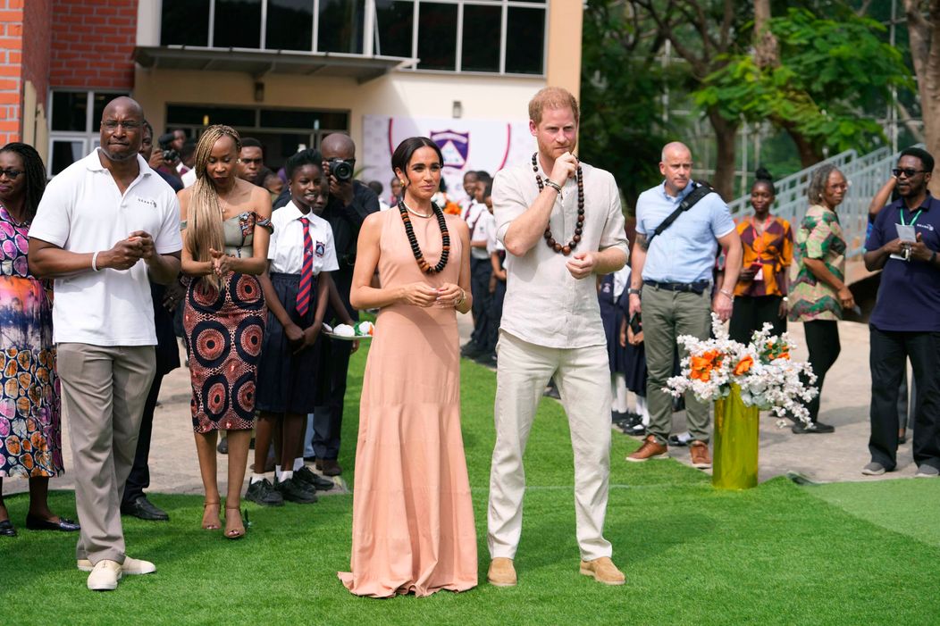 Princ Harry s Meghan na turné v Nigérii: Akoby z kráľovskej rodiny neodišli