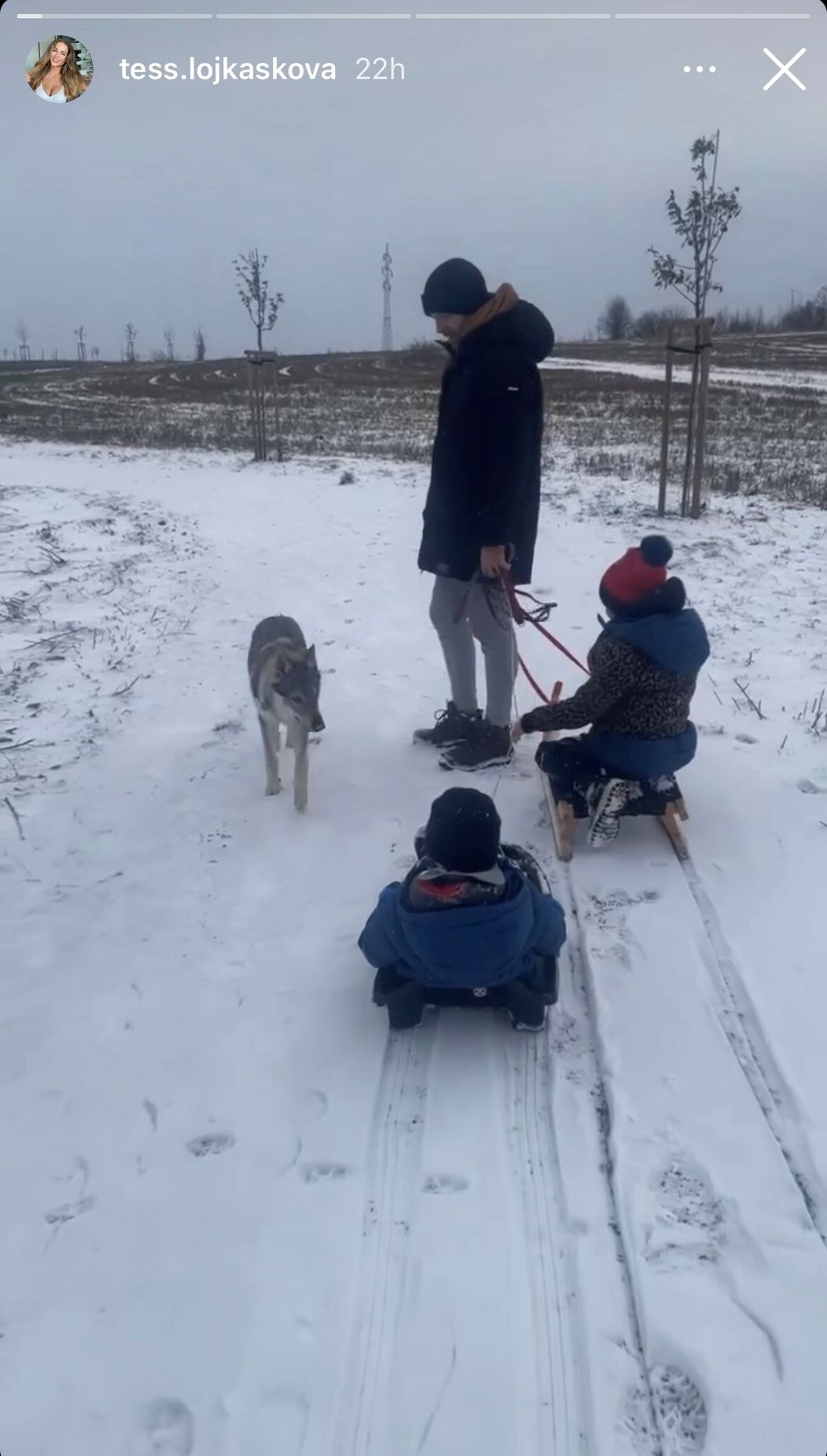 Tess s novým priateľom a jeho deťmi.