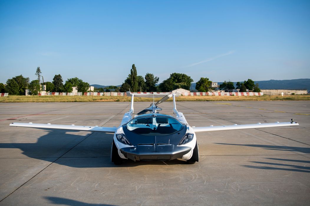Lietajúce auto Aircar po prvý raz absolvovalo let medzi dvoma medzinárodnými letiskami