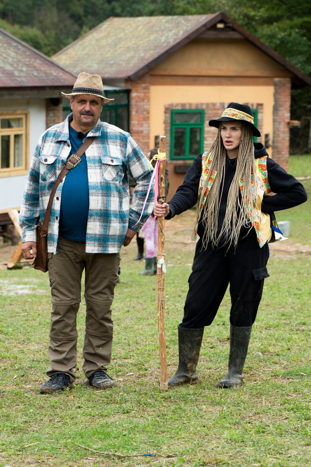 Deň 60 - Noro si v dueli zranil koleno, odviezla ho sanitka