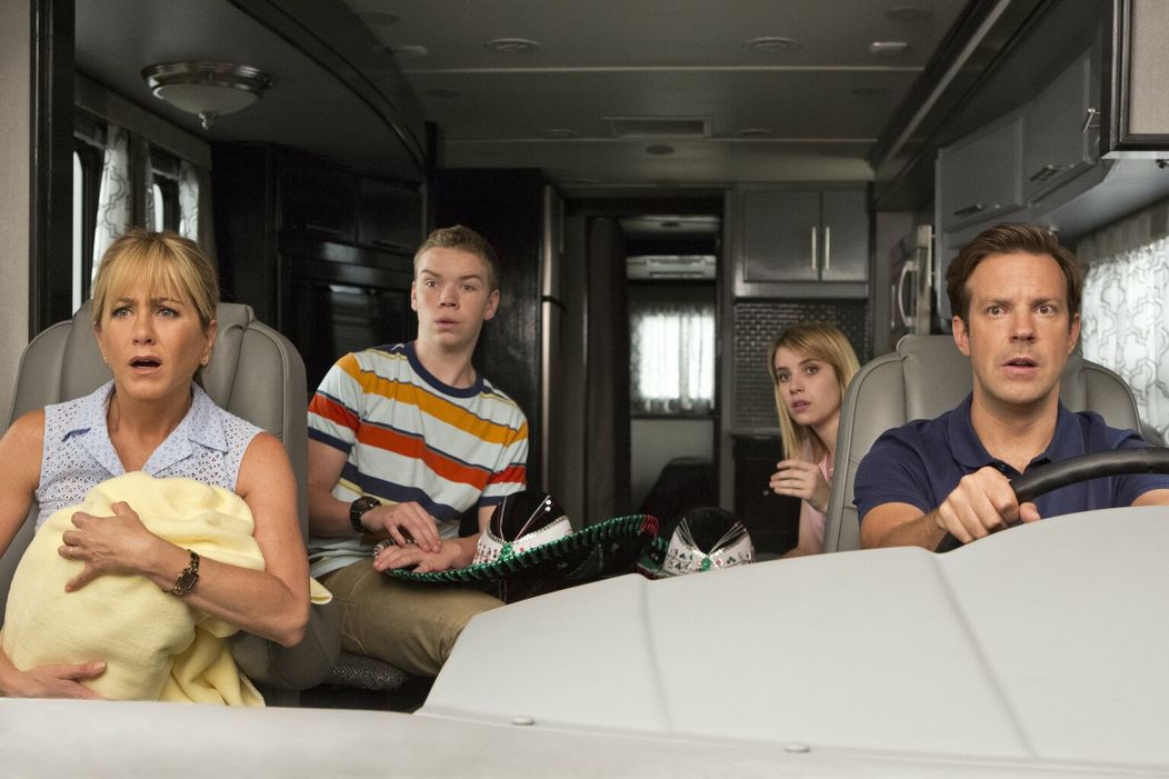 Emma Roberts, Jennifer Aniston, Jason Sudeikis a Will Poulter vo filme My sme Millerovci
