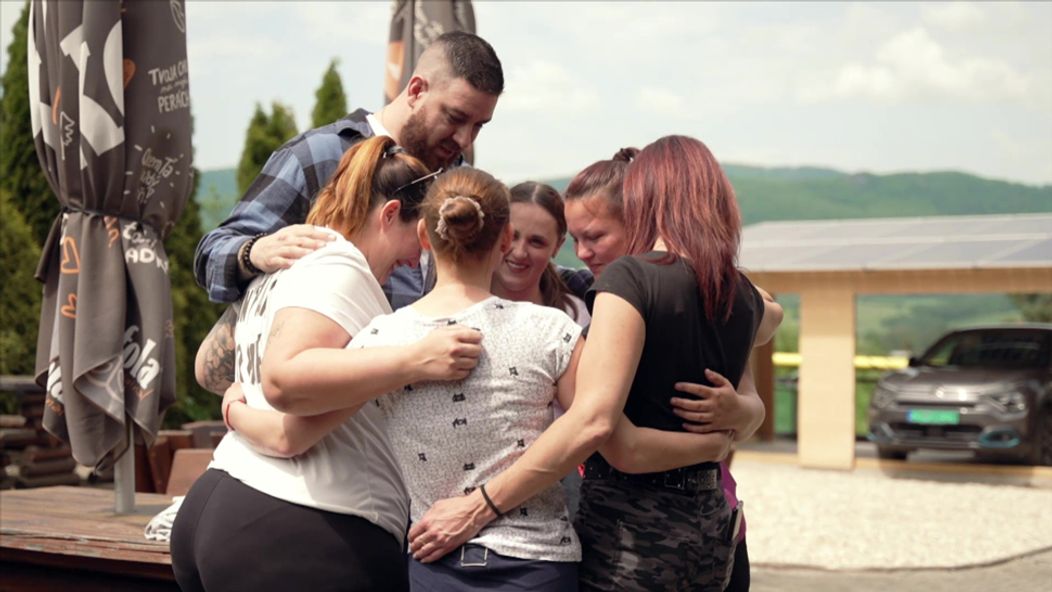 Na nože - Martin v objatí s dievčatami z reštaurácie U mamy