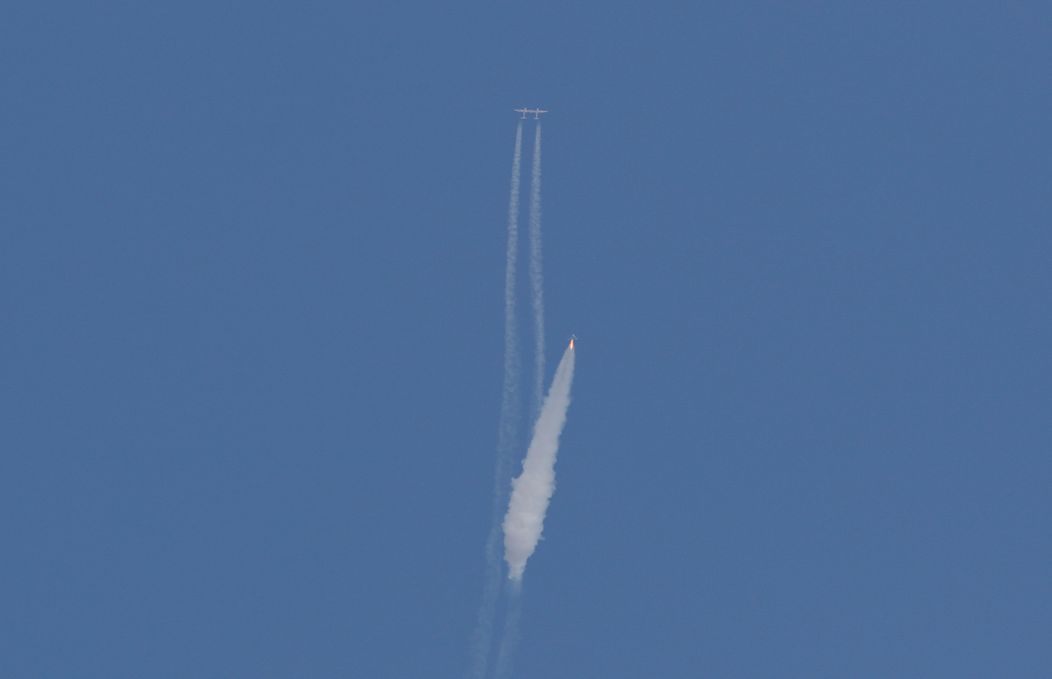 Raketoplán Virgin Galactic s Richardom Bransonom na palube sa odpútal od materskej lode.