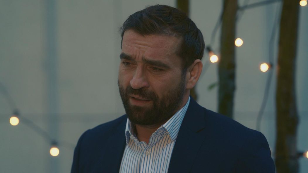 Jakub (Milan Ondrík) chce, aby to s Evou (Klára Issová) skúsili od začiatku.