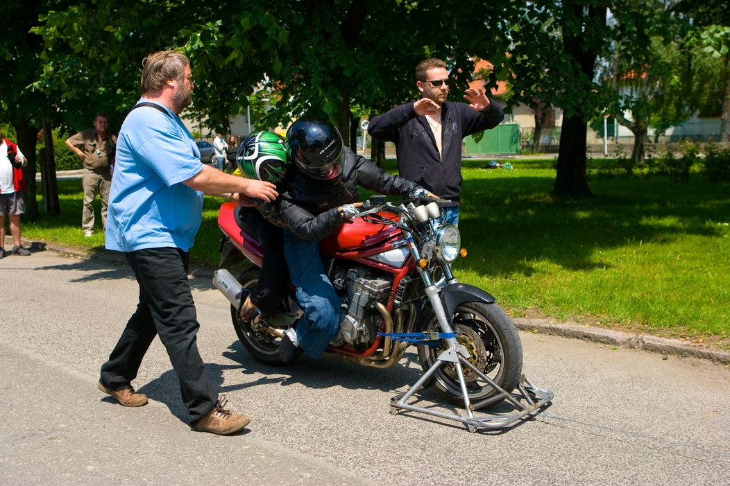 Nehoda Michala a Lucie na motorke v Ordinácii v ružovej záhrade