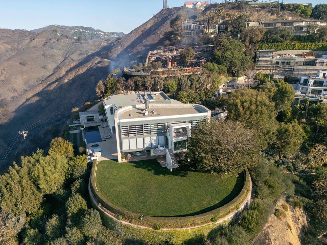 Ničivé požiare v Hollywoode sa zastavili pri dome Toma Hanksa