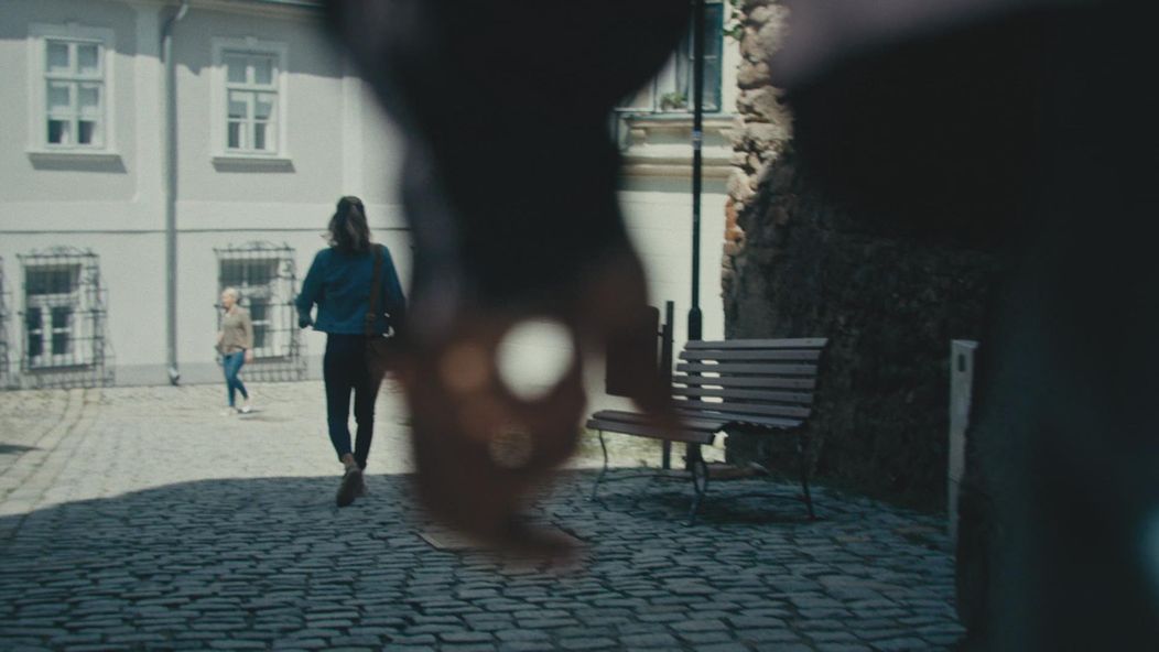 Barbora sa chce rozptýliť prácou. Po odchode z redakcie ju niekto sleduje.