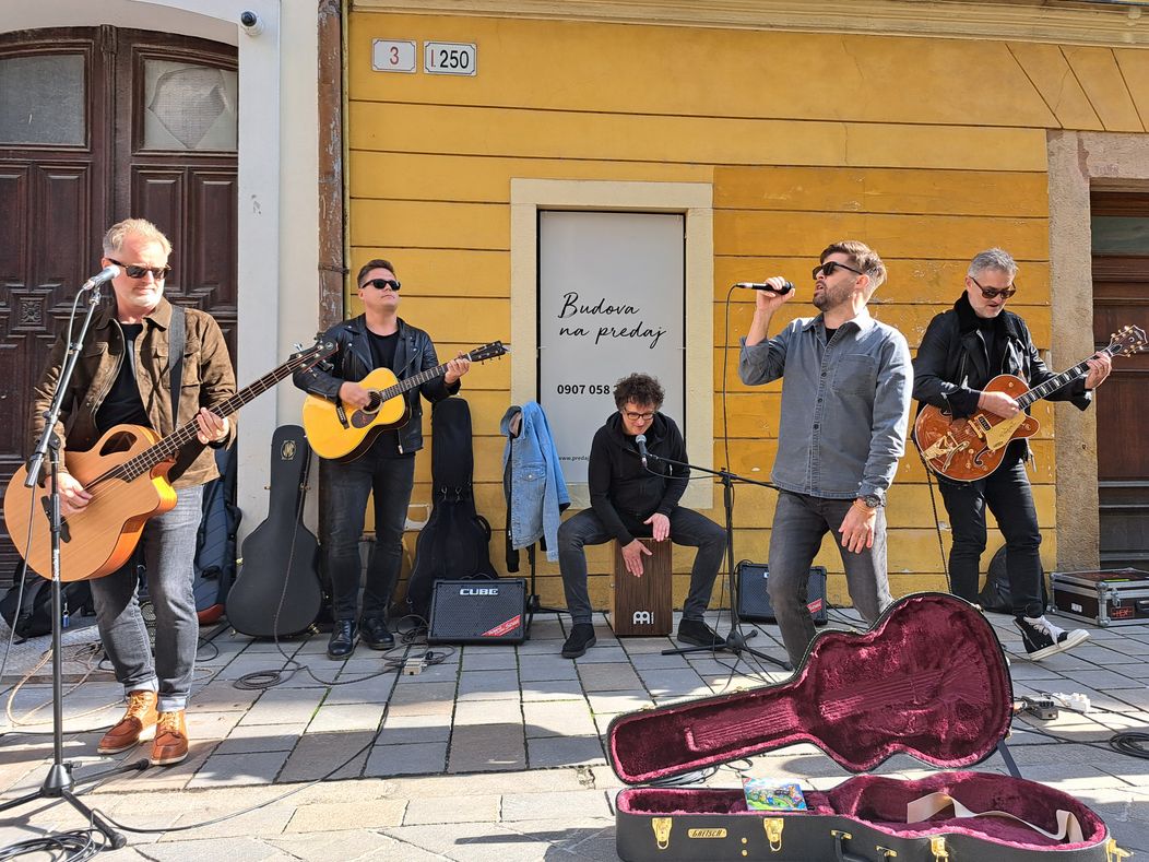 Improvizovaný koncert skupiny HEX v Starom meste