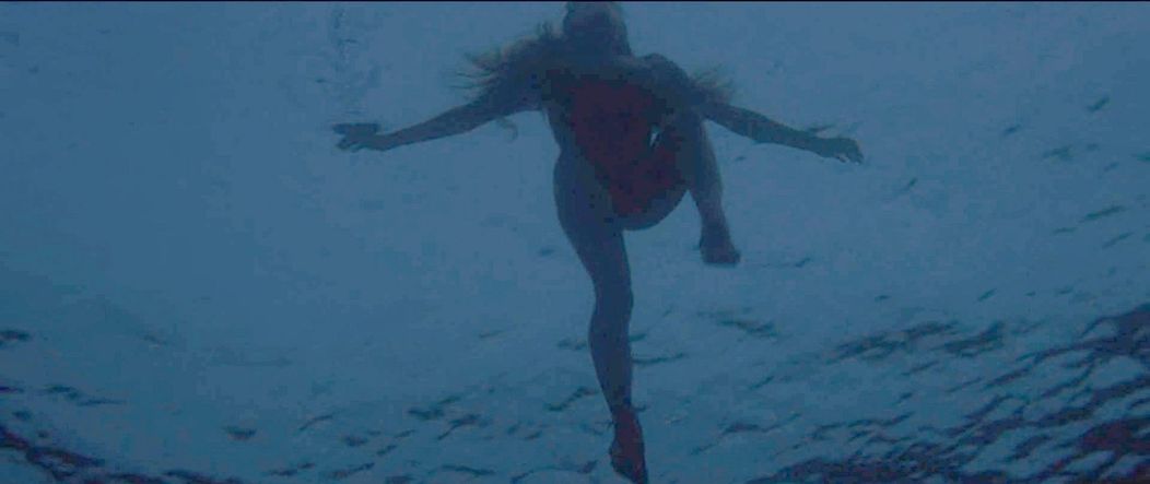 Zomrela Susan Backlinie, ktorá si zahrala prvú obeť žraloka vo filme Čeluste