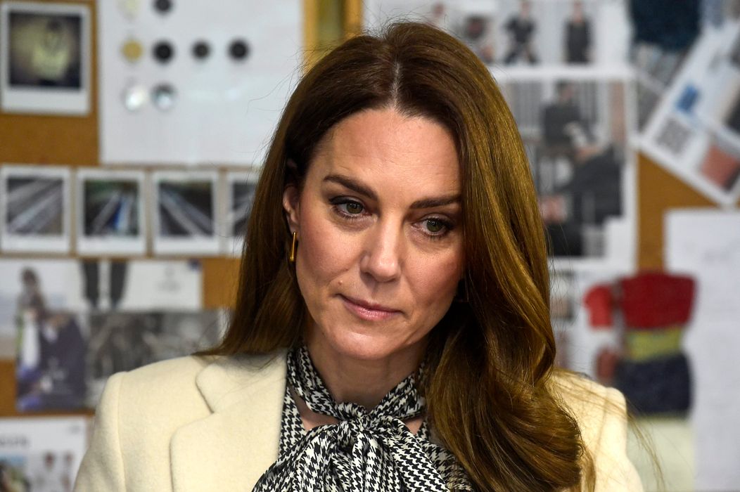Princezná po návšteve továrne pozdravila dievčatko
