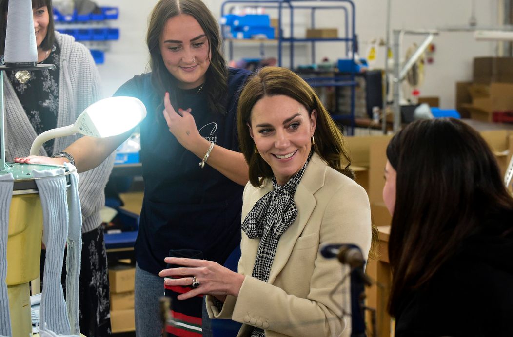 Princezná po návšteve továrne pozdravila dievčatko