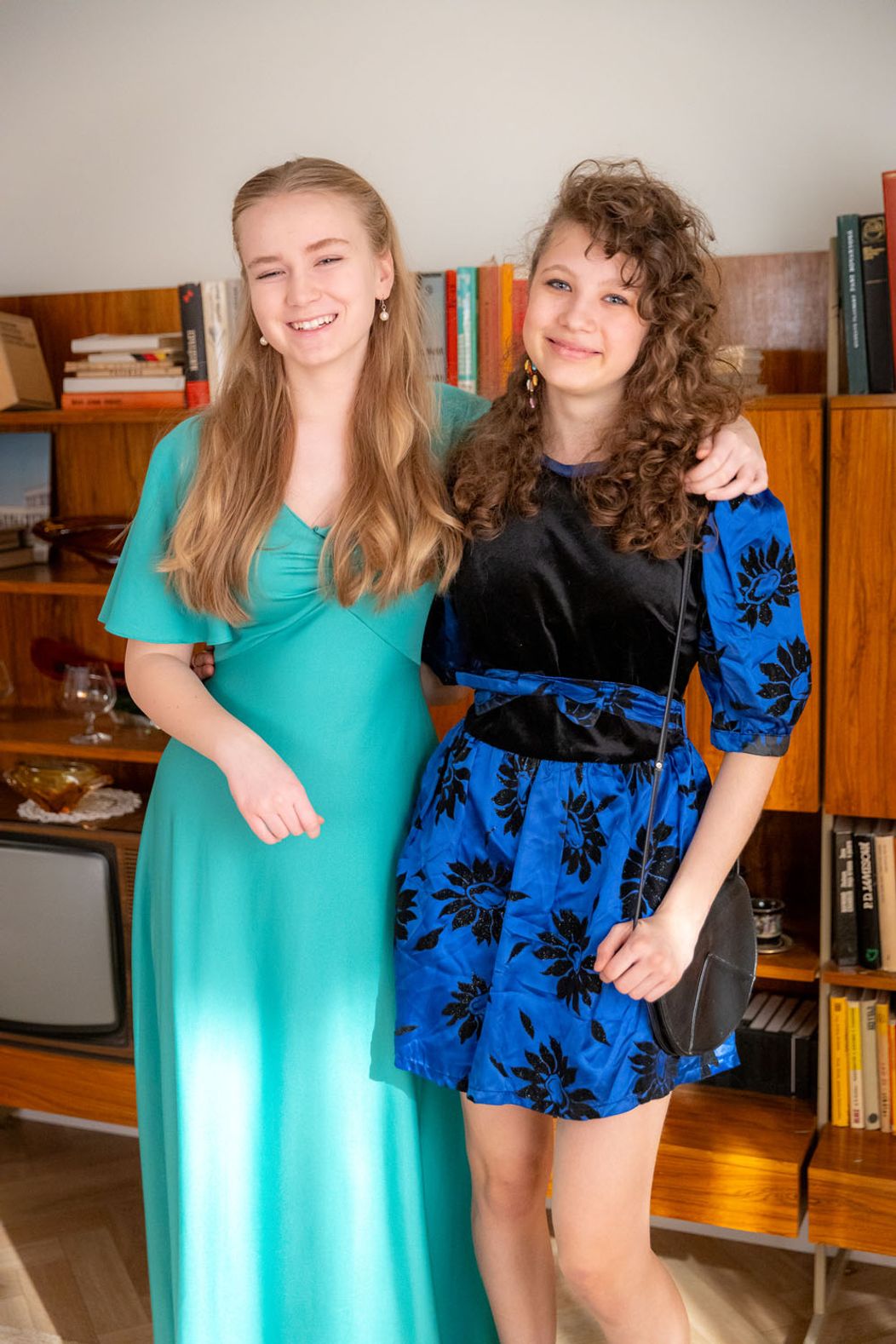 Dámska jazda v Sľube - Lenka a Barbora sa chystajú na ples, Mária, Zita a Magda majú vlastnú párty