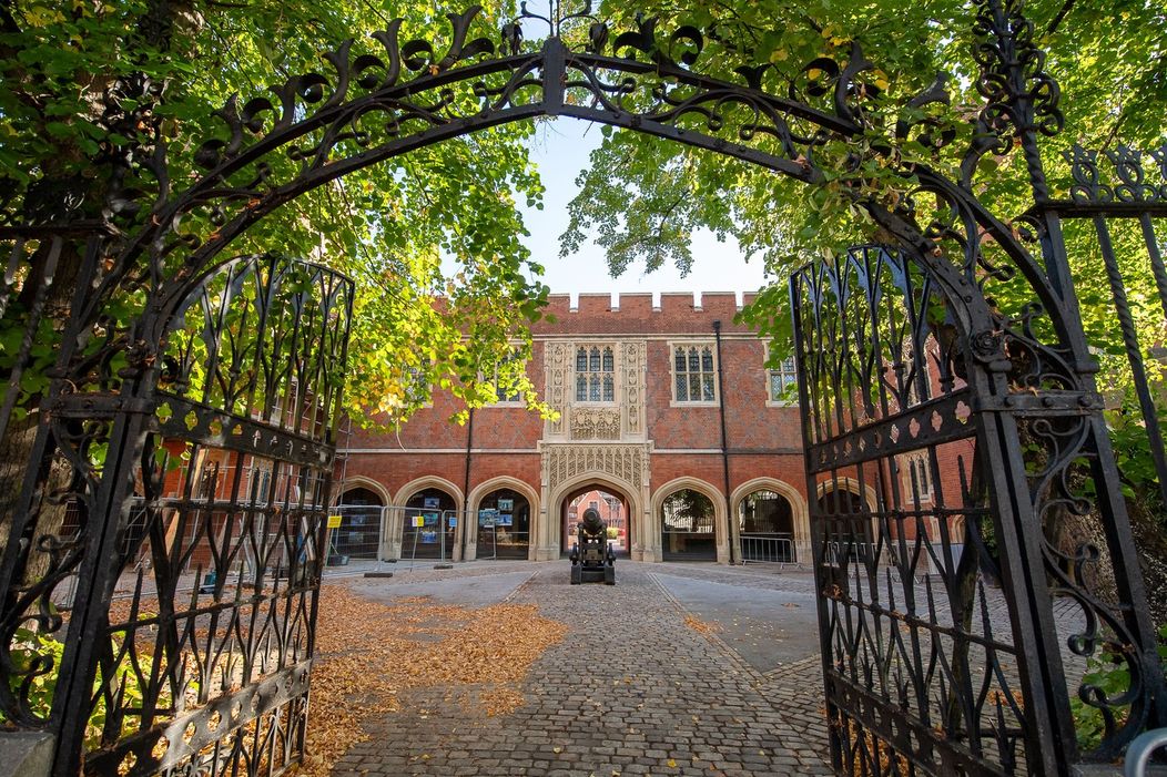 Princ George nastúpil na Eton College.