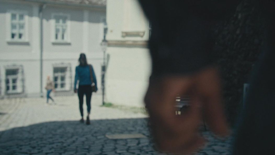 Barbora sa chce rozptýliť prácou. Po odchode z redakcie ju niekto sleduje.